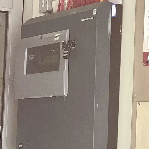 برق‌کار و خدمات امنیتی در عباس آباد- اندیشه؛ آیفون، دوربین و سیم‌کشی