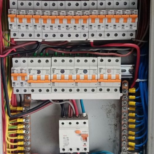 برقکار در تهران | اعزام فوری تکنسین برق 24ساعته