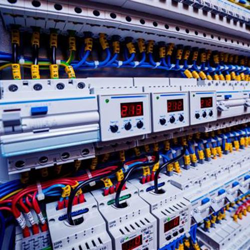 خدمات برق صنعتی در تهران | نصب، تعمیر و نگهداری تجهیزات برقی